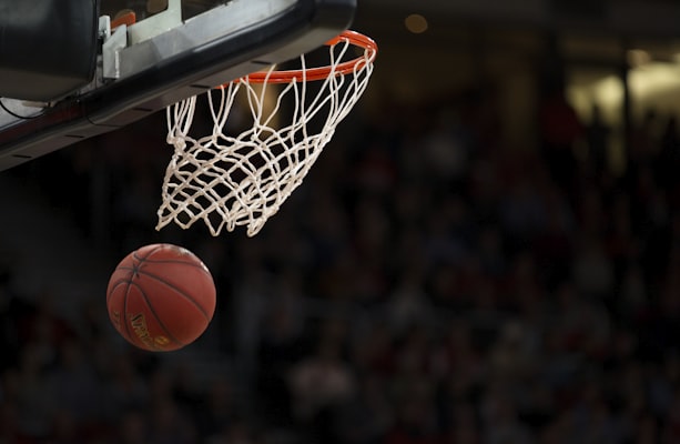 NBA篮球比赛直播画面 - 球员飞身扣篮瞬间